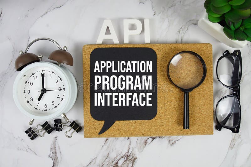 API - Ακρωνύμιο του Application Program Interface με ρολόι αφύπνισης και μεγεθυντικό φακό, φόντο επιχειρηματικού concept στοκ εικόνα με δικαίωμα ελεύθερης χρήσης