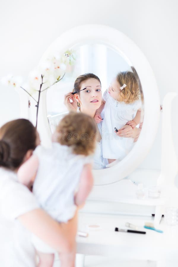 Duas Meninas Adolescentes Felizes Que Olham No Espelho Imagem de Stock -  Imagem de feliz, amizade: 78765541