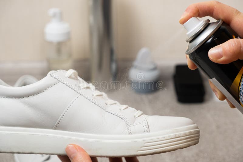 Aplicación De Un Spray Hidrofóbico Repelente De Agua a Las Zapatillas  Blancas. Protección De Los Zapatos Contra La Suciedad De Hum Imagen de  archivo - Imagen de nuevo, chapoteo: 274976181