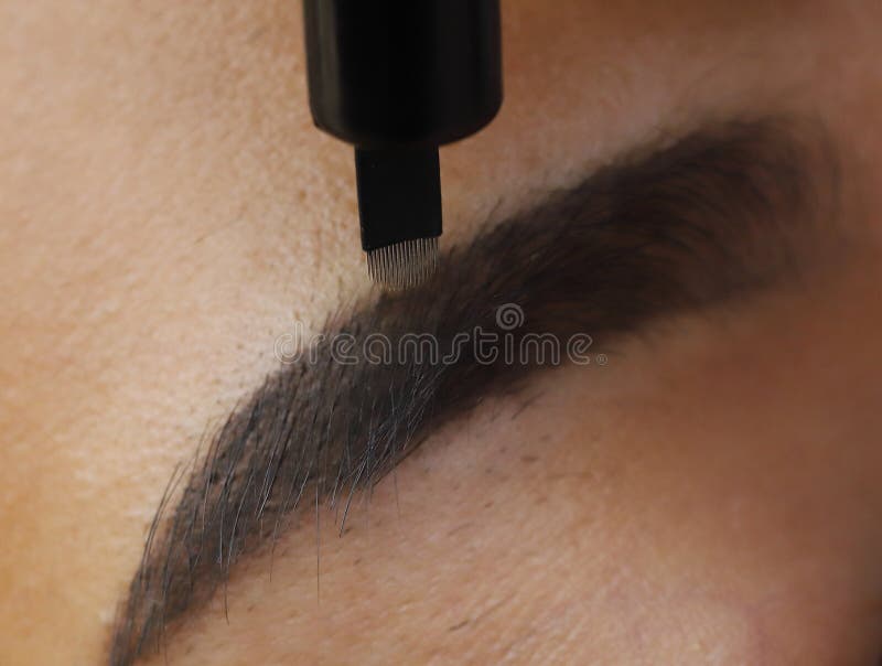 Aplicando la permanente de Tottoo Microblading componga fotos de archivo libres de regalías Aplicando la permanente de Tottoo Microblading componga fotos de archivo libres de regalías