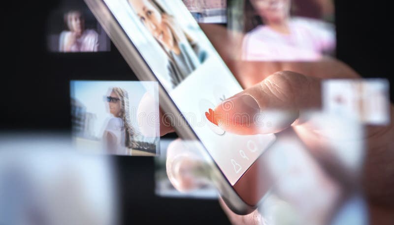 Aplicativo de encontros no smartphone e muitas fotos de mulheres Site móvel online para encontrar amor e romance Homem dando como foto de stock Aplicativo de encontros no smartphone e muitas fotos de mulheres Site móvel online para encontrar amor e romance Homem dando como foto de stock