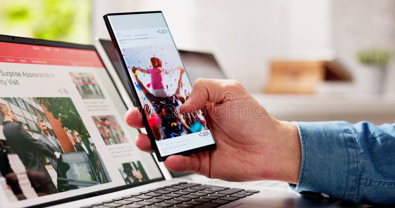 Aplicação de telefone celular social online fotografia de stock royalty free