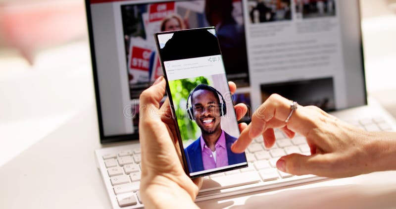 Aplicação de telefone celular social online foto de stock royalty free