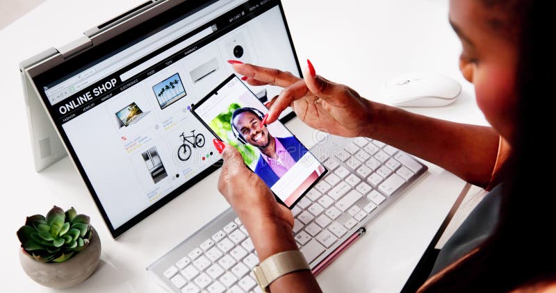 Aplicação de telefone celular social online imagens de stock