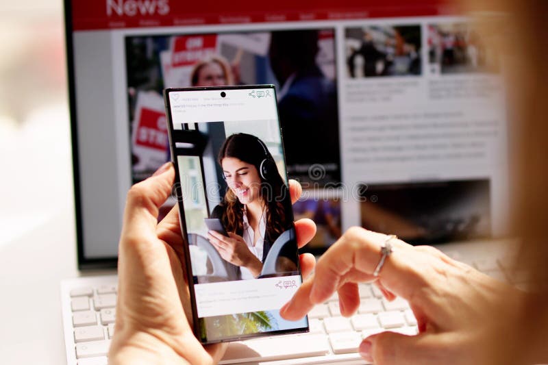 Aplicação de telefone celular social online imagem de stock