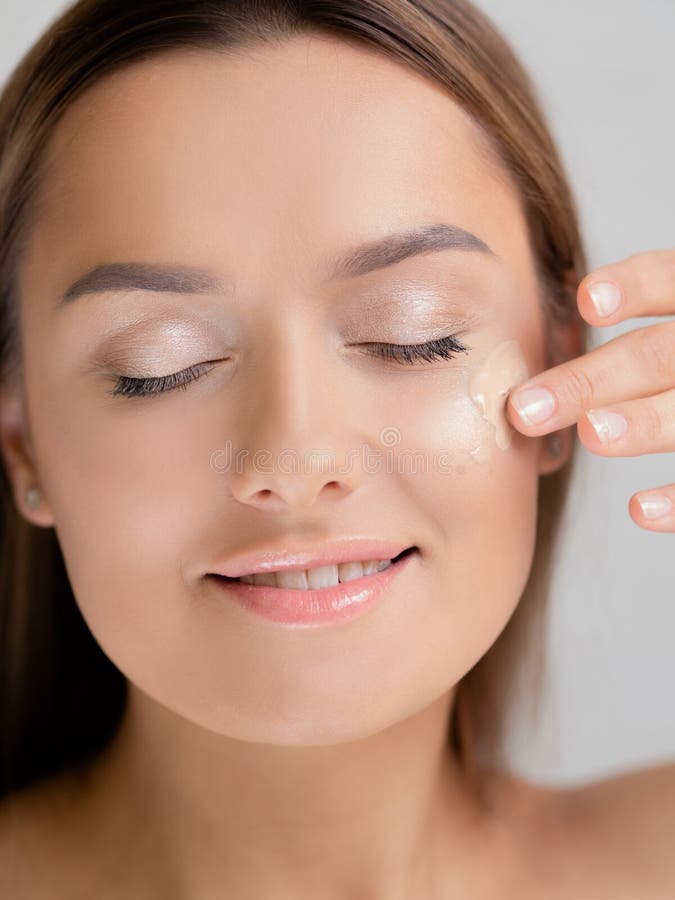 Retorno ao natural: movimento encoraja mulheres a abrir mão da maquiagem