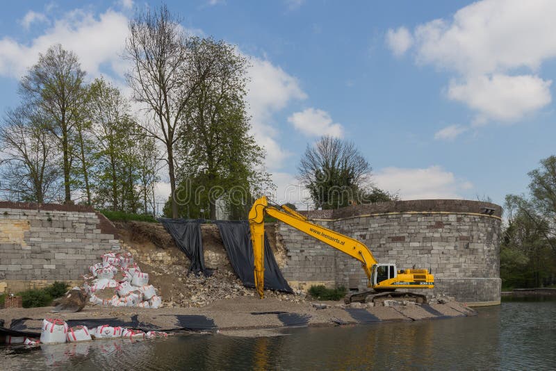 Apoie a parede fortificada do século XV desmoronada da cidade em Maastricht fotos de stock Apoie a parede fortificada do século XV desmoronada da cidade em Maastricht fotos de stock