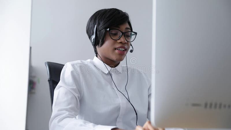 Apoio a o cliente Mulher afro-americana que trabalha no centro de atendimento