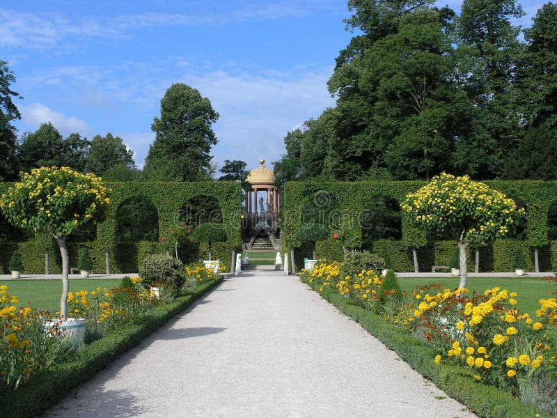 Bellissimo estate più vicino tempio sul un formale giardino da più vicino germania.