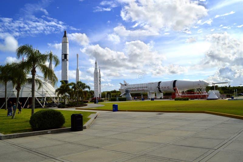 Apollo saetta in alto su displayin il giardino del razzo a Kennedy Space Center immagini stock Apollo saetta in alto su displayin il giardino del razzo a Kennedy Space Center immagini stock