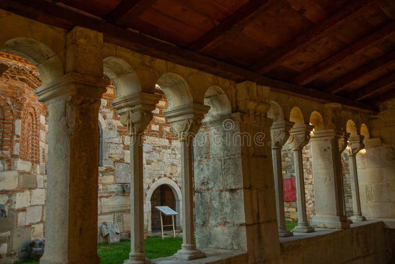Apollonia albania : dentro da igreja de santo maria em apollonia. fotos de stock