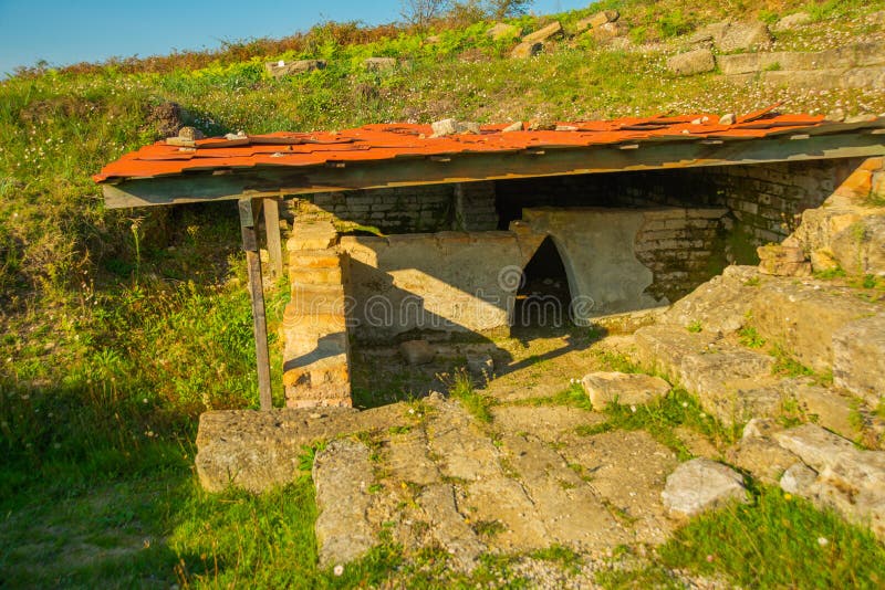 Apollonia albania : apollonia era uma antiga cidade grega na ilíria. as suas ruínas situam-se na albania