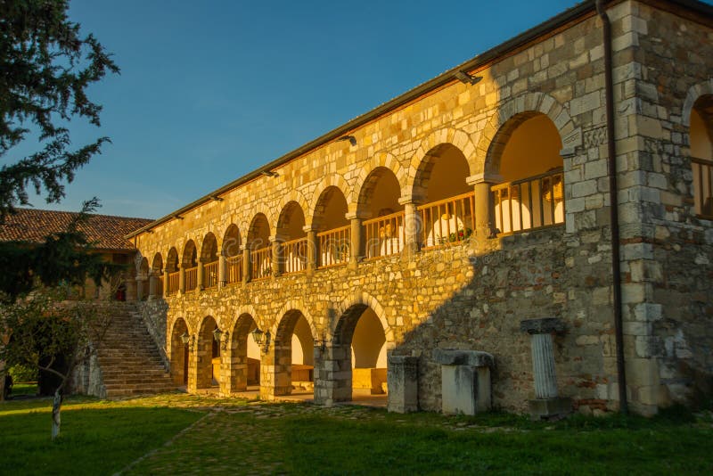Apollonia albania : monastério pojan de santo maria em apolônia. fotos de stock