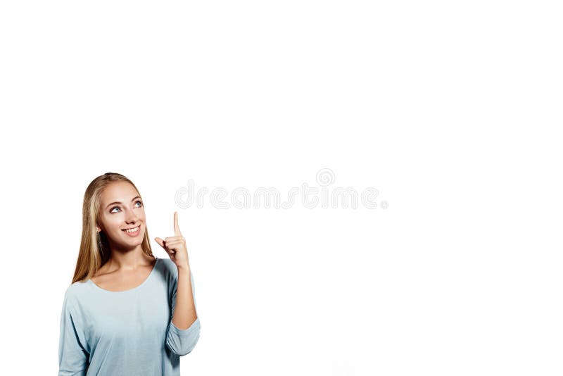 Apontar de sorriso da mulher acima de mostrar o espaço da cópia imagens de stock royalty free Apontar de sorriso da mulher acima de mostrar o espaço da cópia imagens de stock royalty free