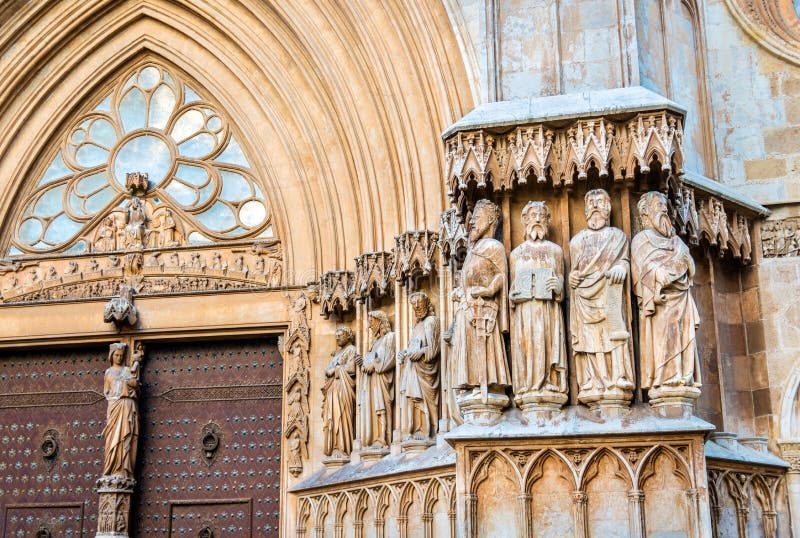 Apostlar i den huvudsakliga portalen av den Tarragona domkyrkan - Catalonia, Spanien