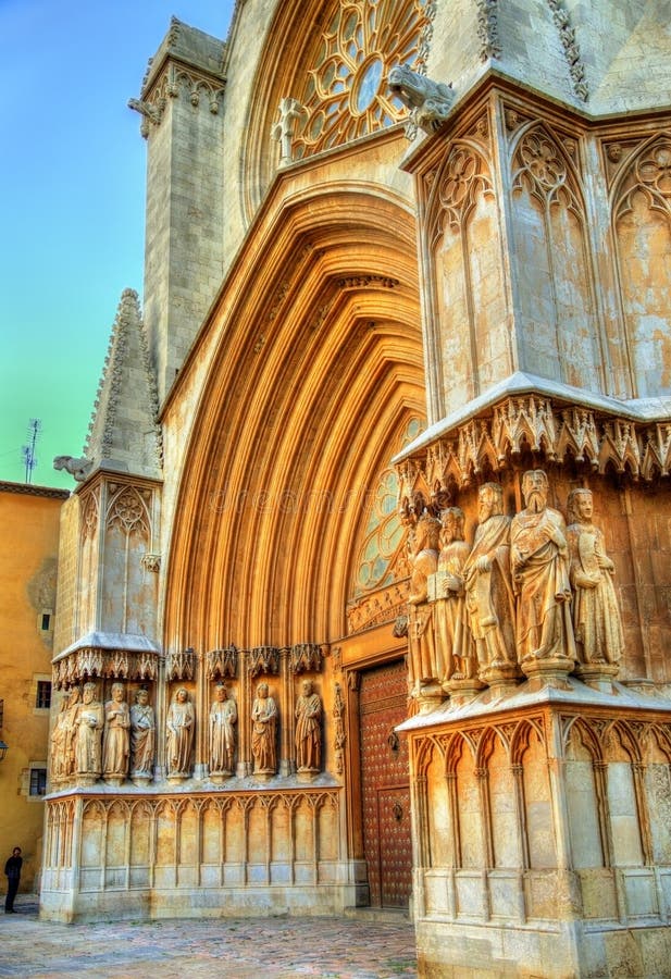 Apostlar i den huvudsakliga portalen av den Tarragona domkyrkan - Catalonia, Spanien