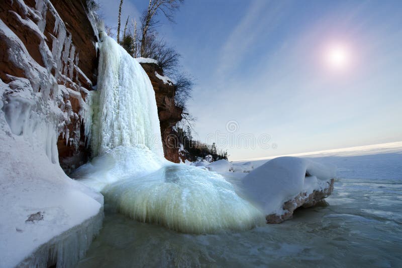 Congelado cascada de en el apóstol islas cueva.