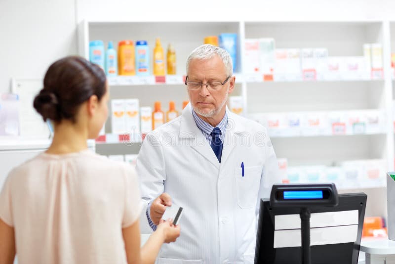Apothecary принимая кредитную карточку клиента на фармацию стоковые фото Apothecary принимая кредитную карточку клиента на фармацию стоковые фото