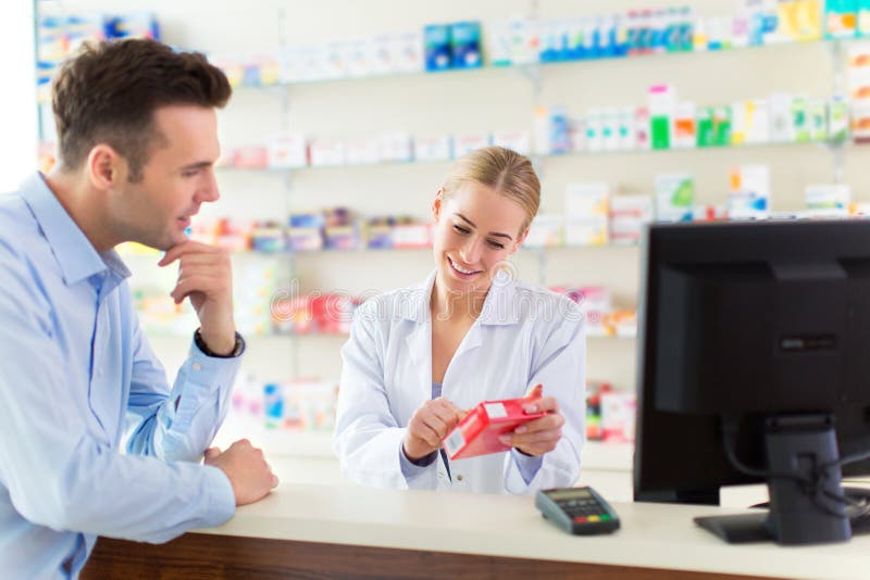 Apotheker en cliënt bij apotheek stock afbeeldingen Apotheker en cliënt bij apotheek stock afbeeldingen