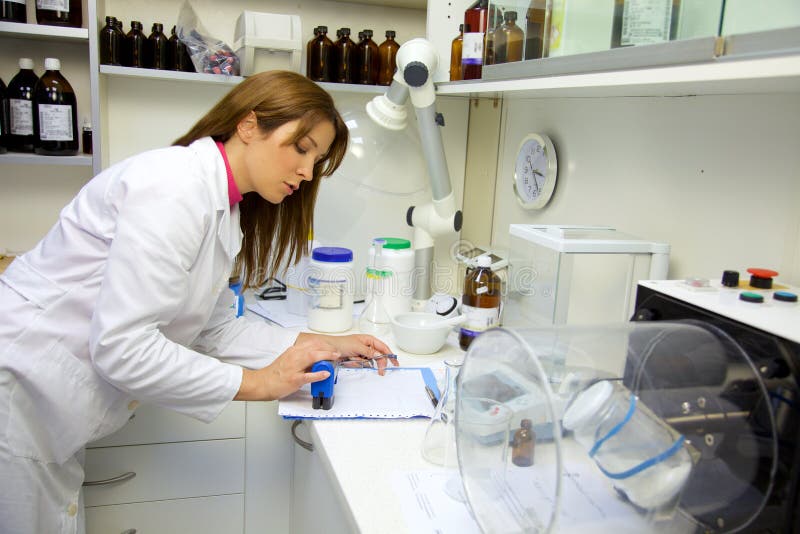 Apotheker in laboratorium die administratie doen stock foto Apotheker in laboratorium die administratie doen stock foto