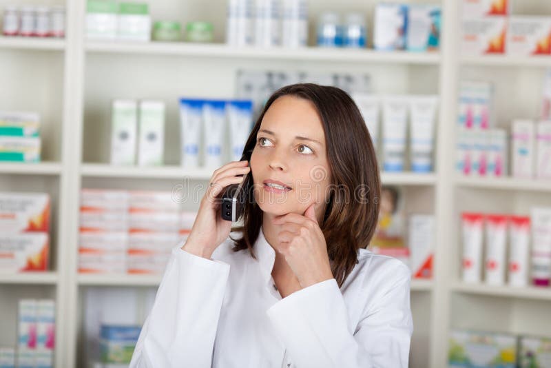 Apotheker Using Cordless Phone stock afbeelding Apotheker Using Cordless Phone stock afbeelding