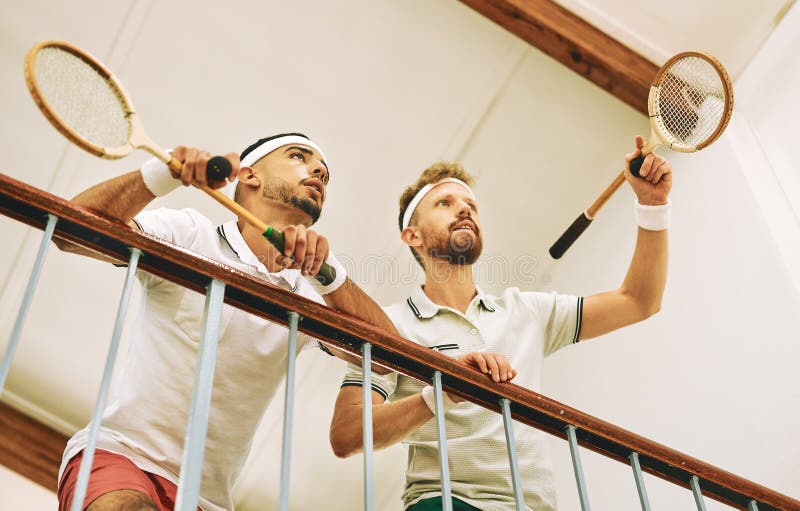 Apoyar a los hombres y ver el juego en la cancha interior para entrenar deporte o fitness como jugador de bádminton. imágenes de archivo libres de regalías
