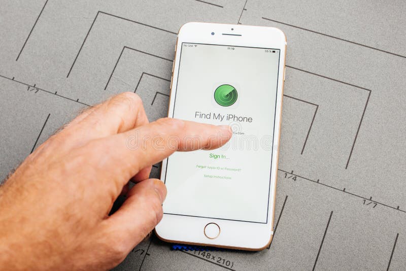 App Op Apple Iphone Plus De Toepassingssoftware Redactionele Stock Afbeelding Afbeelding Bestaande Uit Appel Cellulair 124874679