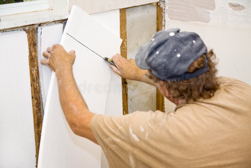 appaltatore che installa isolamento immagine stock libera da diritti appaltatore che installa isolamento immagine stock libera da diritti