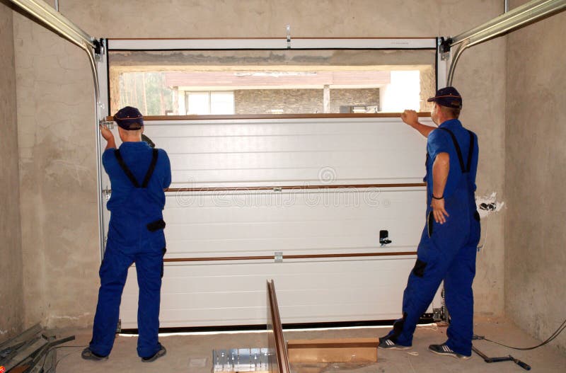 Appaltatori che installano, riparazione, porta d'isolamento del garage Sigillo alla porta del garage, sostituzione della porta de