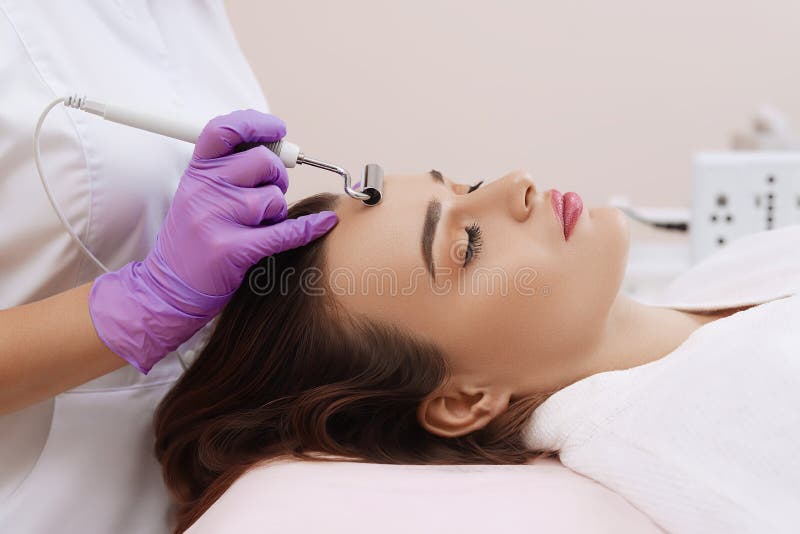Apparaten ?r ansikts- cosmetology arkivfoto Apparaten ?r ansikts- cosmetology arkivfoto