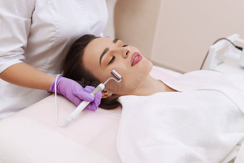 Apparaten ?r ansikts- cosmetology arkivfoto Apparaten ?r ansikts- cosmetology arkivfoto
