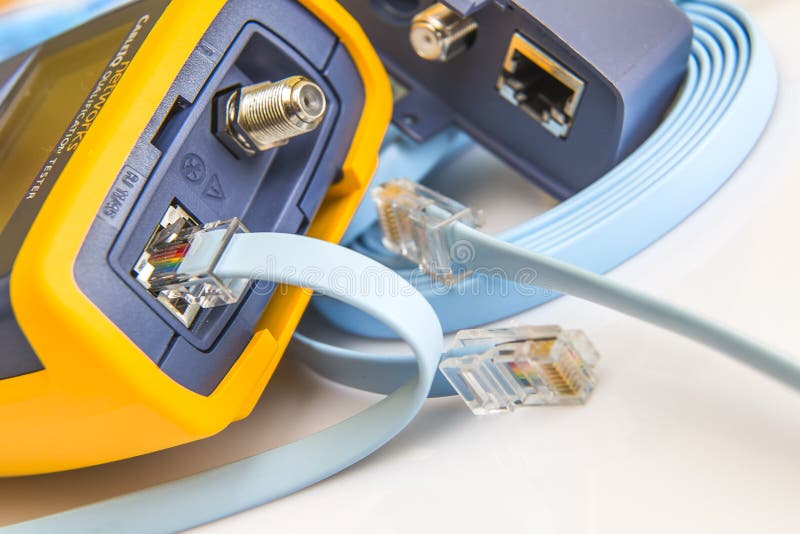 Appareil de contrôle de câble de réseau pour les connecteurs RJ45 avec le câble photos libres de droits Appareil de contrôle de câble de réseau pour les connecteurs RJ45 avec le câble photos libres de droits