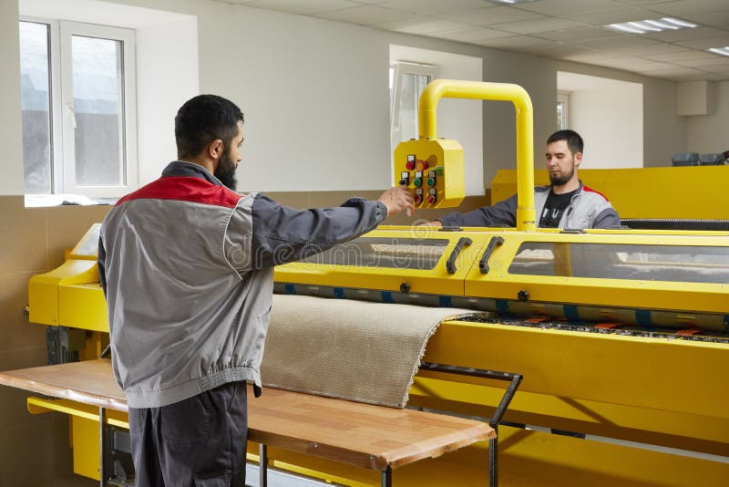 Machine De Séchage De Travail D'homme Pour Le Nettoyage De Tapis. Service  Professionnel De Nettoyage De Tapis Photo stock - Image du appuyer,  couverture: 204400114