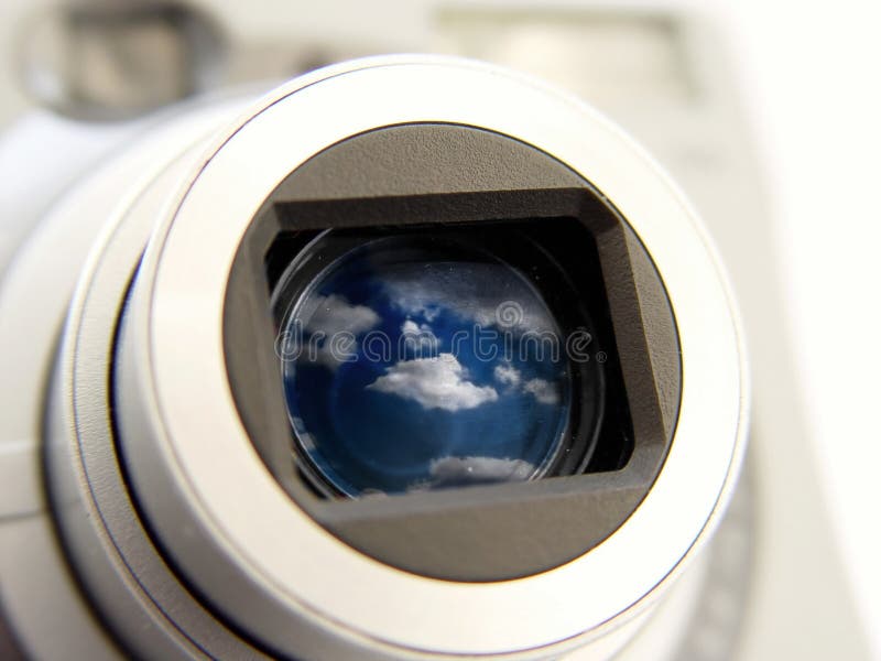 Appareil-photo avec des nuages dans le Len image stock Appareil-photo avec des nuages dans le Len image stock