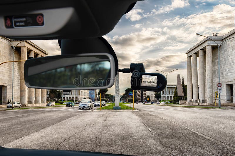 Appareil-photo de voiture de Dashcam avec la vue du secteur d'EUR, Rome, Italie photographie stock Appareil-photo de voiture de Dashcam avec la vue du secteur d'EUR, Rome, Italie photographie stock
