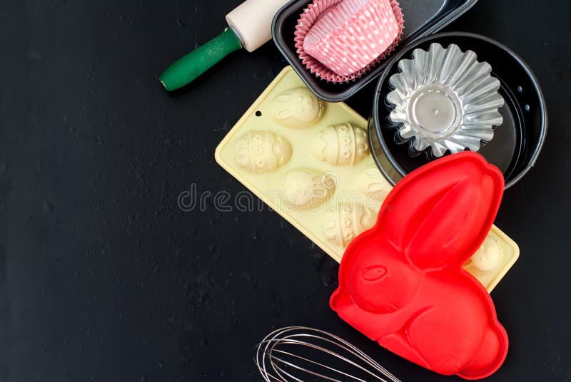 Appareils pour le plan rapproché de cuisson sur le fond en bois, faisant cuire au four pour l'ea photos stock Appareils pour le plan rapproché de cuisson sur le fond en bois, faisant cuire au four pour l'ea photos stock
