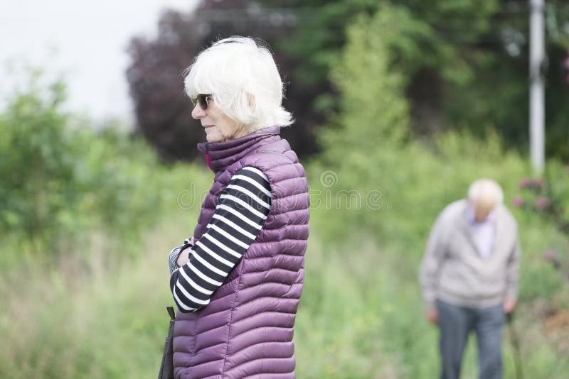 Apparence d'encéphalopathie de démence et d'Alzheimers sur de vieux couples supérieurs image stock Apparence d'encéphalopathie de démence et d'Alzheimers sur de vieux couples supérieurs image stock