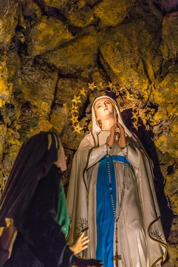 Apparizione Della Madonna Di Lourdes Apparizione Di Vergine Maria Benedetto Nella Grotta Di Lourdes Immagine