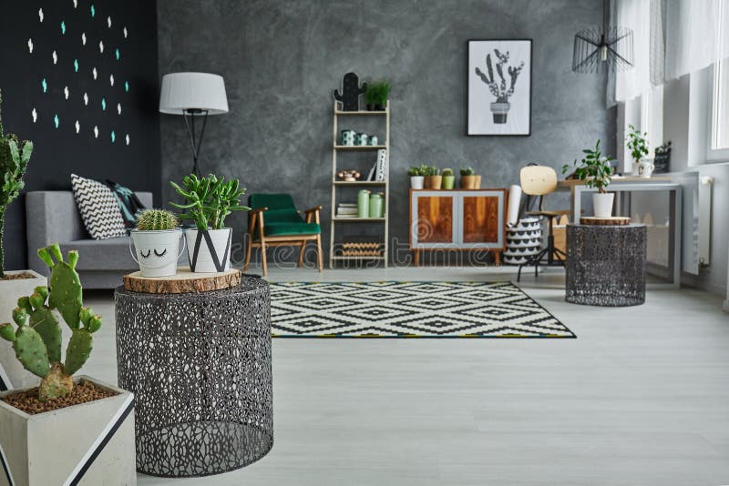 Appartement avec les accessoires décoratifs en métal photographie stock libre de droits Appartement avec les accessoires décoratifs en métal photographie stock libre de droits