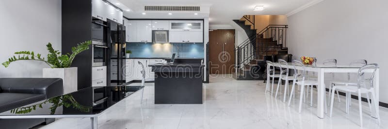Appartement ouvert moderne et blanc de plan, panorama photo stock Appartement ouvert moderne et blanc de plan, panorama photo stock