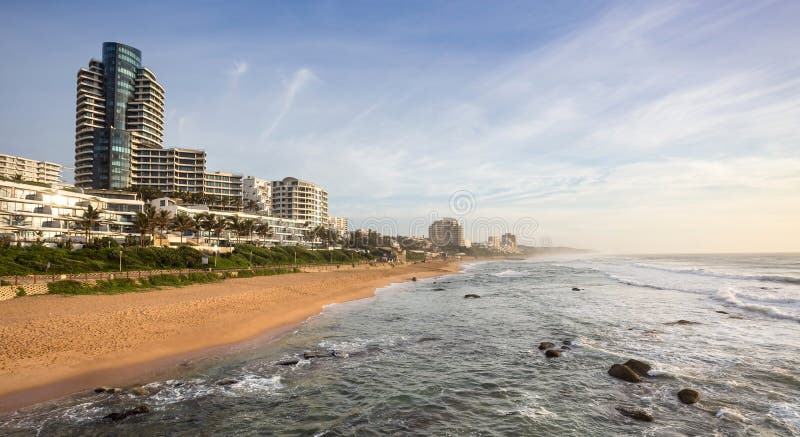 Appartements de vacances par le bord de la mer image stock Appartements de vacances par le bord de la mer image stock