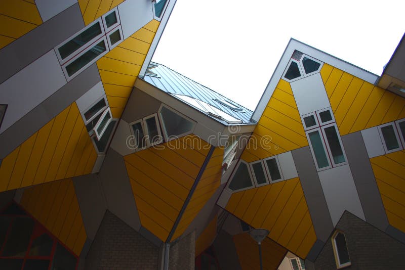 Appartements et bureaux ? l'int?rieur des maisons cubiques de Rotterdam, ville m?tropolitaine photos libres de droits Appartements et bureaux ? l'int?rieur des maisons cubiques de Rotterdam, ville m?tropolitaine photos libres de droits