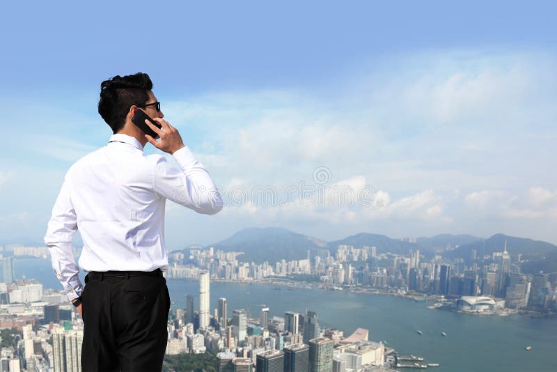 Appel d'hommes d'affaires par le téléphone intelligent photos stock