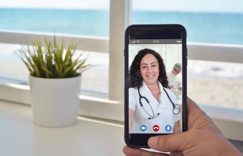 Appel de vidéo de Smartphone à parler pour soigner la femme images stock Appel de vidéo de Smartphone à parler pour soigner la femme images stock