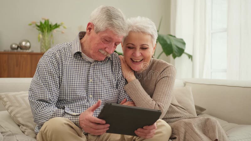 Appel vidéo. femme couple senior heureux homme avec tablette avec appel vidéo. grand-père grand-mère mature parler clips vidéos