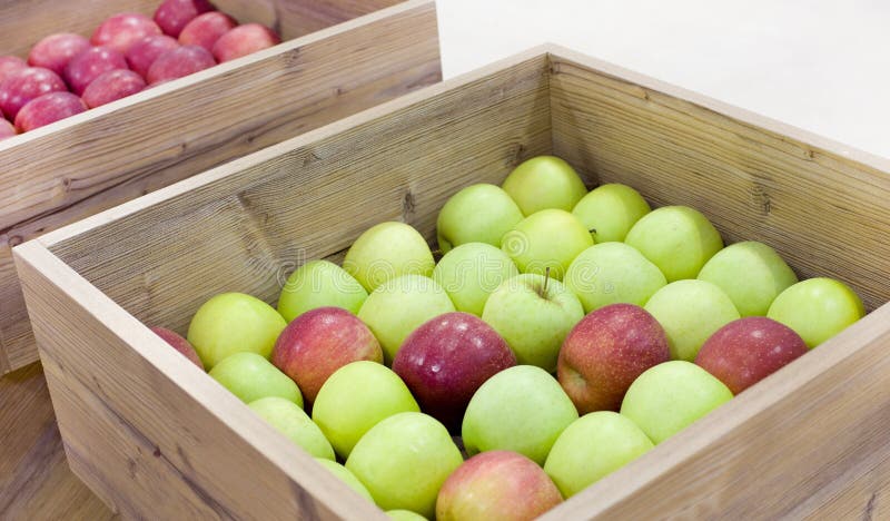 Appelen in houten dozen stock afbeeldingen Appelen in houten dozen stock afbeeldingen