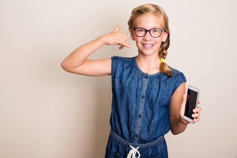 Appelez-moi en arrière Jolie fille de l'adolescence dans les lunettes et les accolades avec le sma photo libre de droits Appelez-moi en arrière Jolie fille de l'adolescence dans les lunettes et les accolades avec le sma photo libre de droits