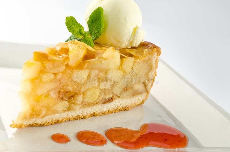Appeltaart met roomijs royalty-vrije stock afbeeldingen Appeltaart met roomijs royalty-vrije stock afbeeldingen