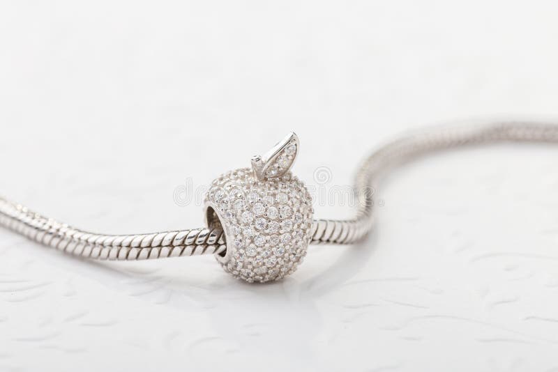 Appelvormige charmeparel met diamanten voor kettingsarmband