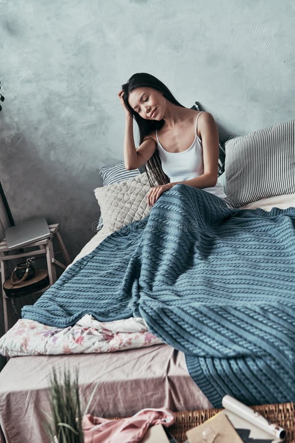 Appena un nuovo minuto a letto Giovane donna attraente che tiene mano immagine stock libera da diritti Appena un nuovo minuto a letto Giovane donna attraente che tiene mano immagine stock libera da diritti